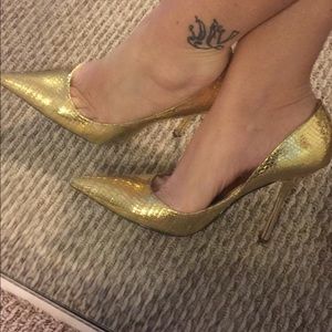 Guess “Carrie” 5” gold heels